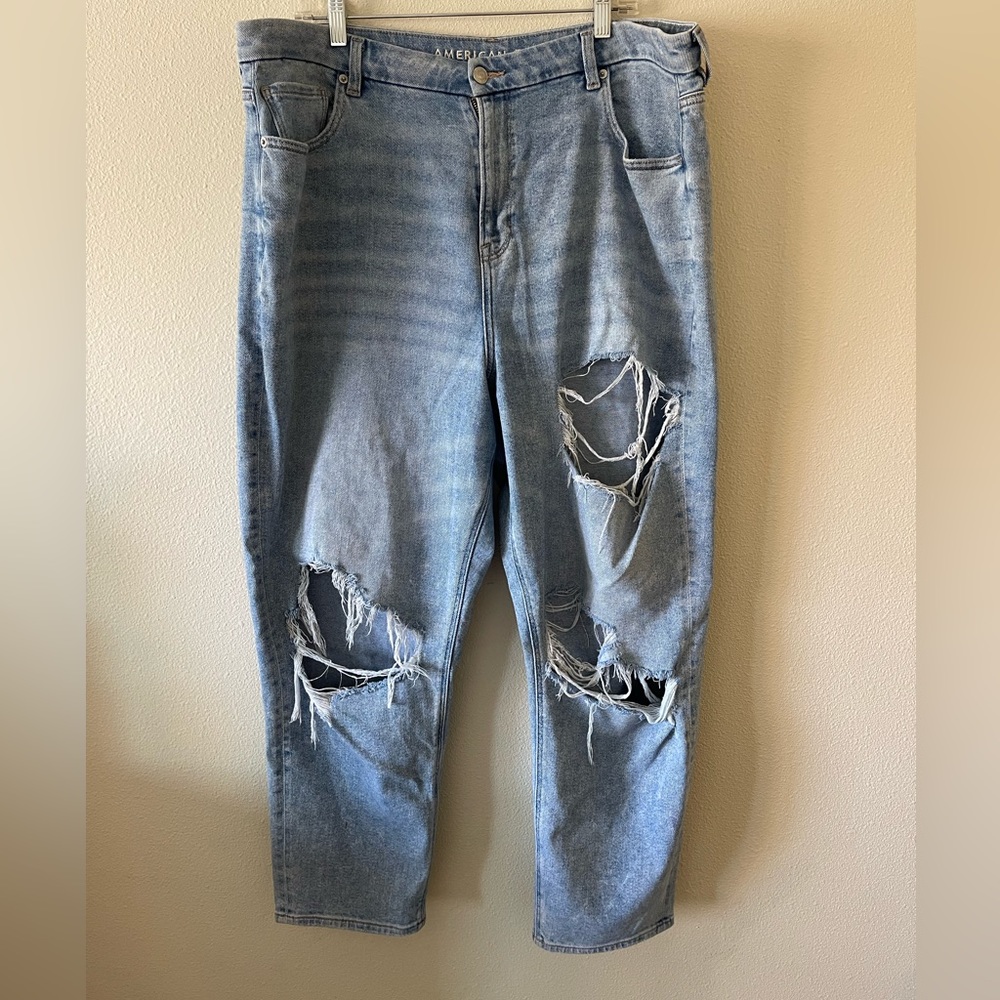 AMERICAN EAGLE HIGH WAISTED DISTRESSED CURVY MOM JEAN